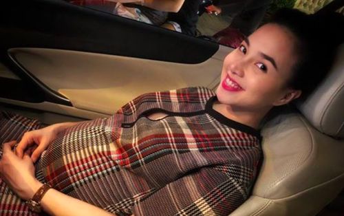 Tưởng Đinh Ngọc Diệp chuyển dạ, Victor Vũ đăng status sốt sắng mà hài hước: "Bố sắp về rồi, cứ bình tĩnh"