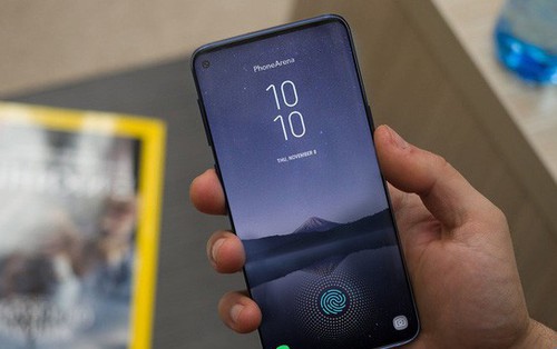 Galaxy S10+ sẽ có camera selfie kép, vì vậy một lỗ trên màn hình là không đủ