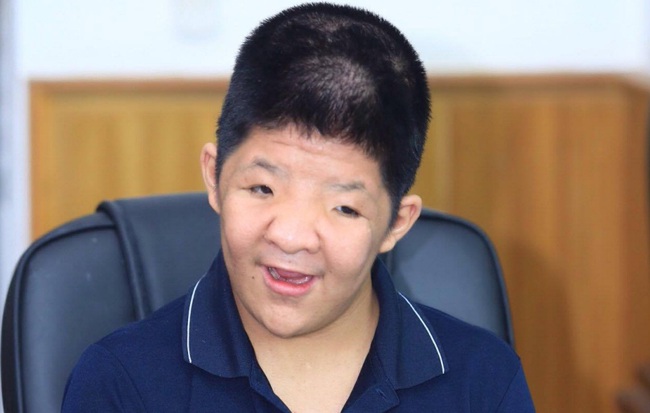 Học viện Âm nhạc Quốc gia Việt Nam trao tặng học bổng 2 năm cho con trai Quốc Tuấn