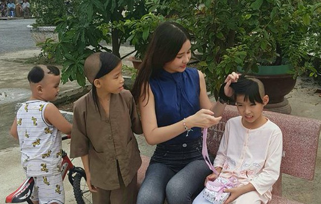 Tân Hoa hậu Đại dương ăn mặc giản dị đến trao quà cho trẻ em cơ nhỡ