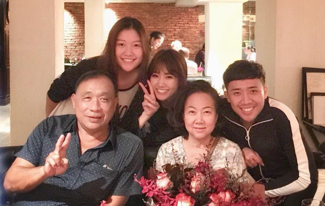 Mẹ Trấn Thành xúc động khi được con dâu Hari Won tổ chức sinh nhật bất ngờ