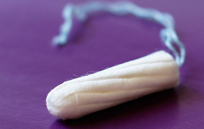 Biết điều này, dù nam hay nữ ai ra ngoài cũng sẽ mang theo chiếc băng vệ sinh tampon bên mình