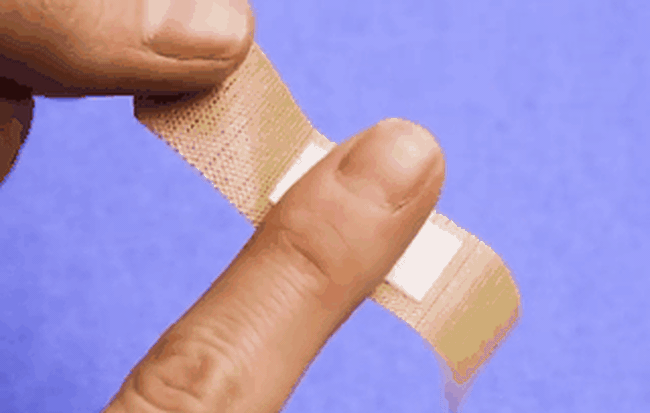 Hóa ra cách chúng ta dán urgo trước giờ đều sai bét, đây mới là cách đúng