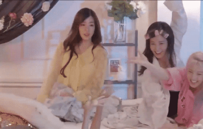 Clip: Chết cười khi xem SNSD hát hit mới theo phiên bản...