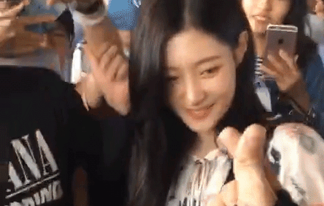Tới Việt Nam đóng phim, nữ thần thế hệ mới Jung Chae Yeon gây náo loạn sân bay Tân Sơn Nhất vì quá đẹp