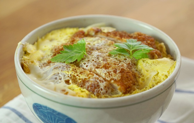 Bí quyết cực hay làm cơm thịt rán katsudon mà không cần đụng chảo