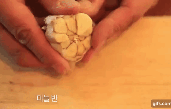 Bóc vỏ tỏi nhanh gấp 10 lần với bí quyết chỉ mất 20 giây