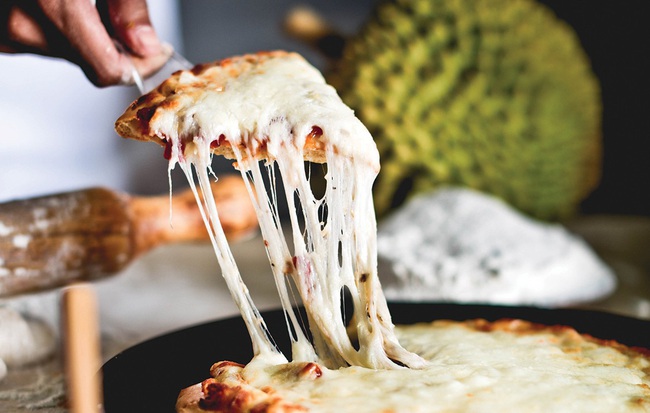 Hết lẩu sầu riêng, giờ người ta còn làm cả pizza sầu riêng nữa