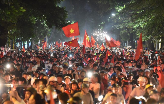 Hàng triệu CĐV cả nước ùa ra đường ăn mừng sau chiến thắng 2-0 của đội tuyển Việt Nam trước Malaysia Hàng triệu CĐV cả nước ùa ra đường ăn mừng sau chiến thắng 2-0 của đội tuyển Việt Nam trước Malaysia
