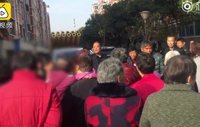 Làm giàu không khó: Các cụ bà rủ nhau chặn ngang xe cưới, đòi cô dâu chú rể đưa tiền mới chịu cho đi