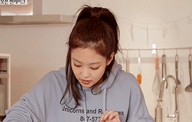 Sang chảnh trên sân khấu, về nhà Jennie lại là đầu bếp đảm đang của Black Pink