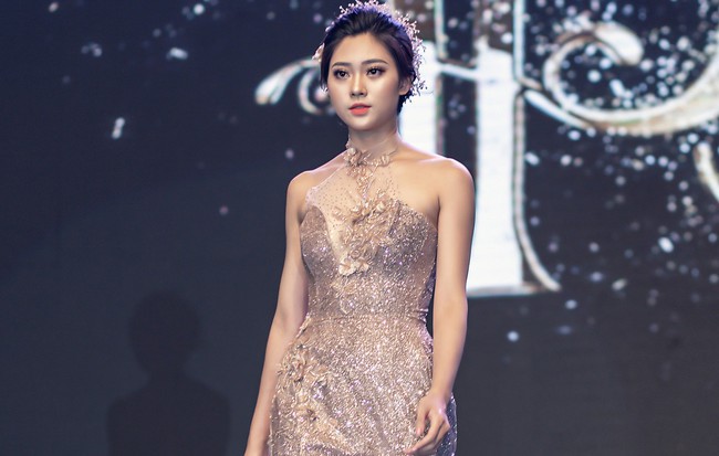 Việt Nam Wedding Fashion Show 2018 gây choáng ngợp - Đại chiến mỹ nhân tại hồ Hoàn Kiếm