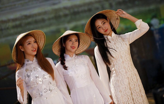 MOMOLAND mặc áo dài, đội nón lá trong MV mới: Có khác gì con gái Việt Nam?