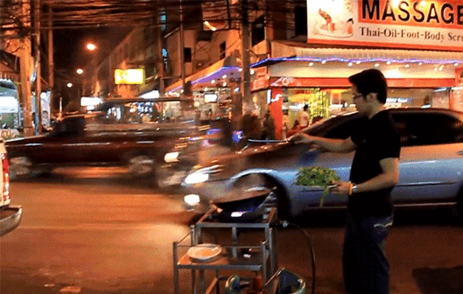 Chỉ là rau muống xào thôi nhưng ở Thái Lan lại biến thành màn biểu diễn bay ảo diệu thế này