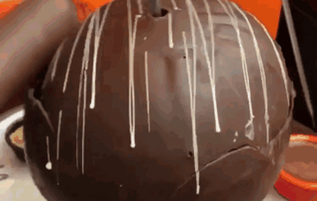 Món chocolate này đích thực dành cho những người đang bị stress, phải đập phá tan tành mới có thể ăn được