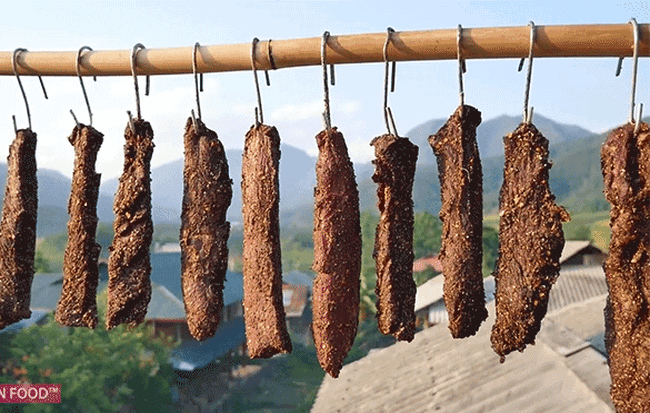 Những ngày nắng cao điểm, mang thịt ra phơi lại có được món ngon chẳng kém đặc sản của Tây Bắc