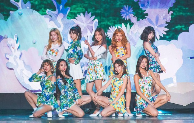 Cảnh sát điều tra fan cổ vũ TWICE bằng slogan của... băng đảng xã hội đen