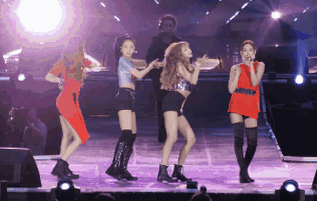 Black Pink đang diễn thì bị nhân viên lên cắt nhạc, mời xuống sân khấu