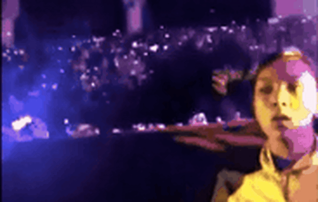 Đến nữ bảo vệ concert cũng không kìm lòng nổi trước vũ đạo