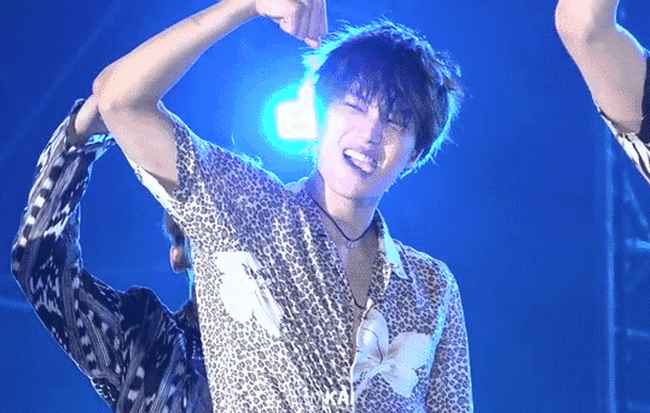 Kai (EXO) khiến fan rưng rưng vì hành động tưởng nhớ tới người cha quá cố