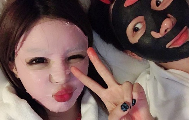 Park Bom tiếp tục bị netizen vùi dập vì khoe ảnh đắp mặt nạ khi vẫn còn trang điểm đậm