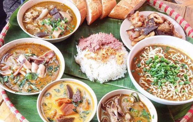 Sài Gòn có vô vàn kiểu phá lấu độc lạ, hết nước dùng trắng đục như sữa rồi lại đem đi xào