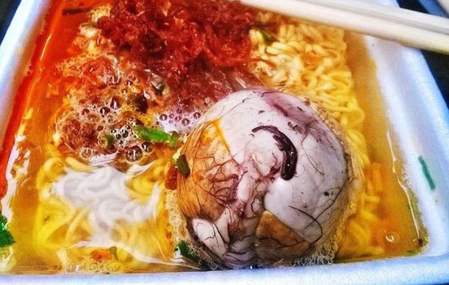 Từ bao giờ mà trứng vịt lộn cũng xuất hiện trong rất nhiều món ăn tại Hà Nội rồi này
