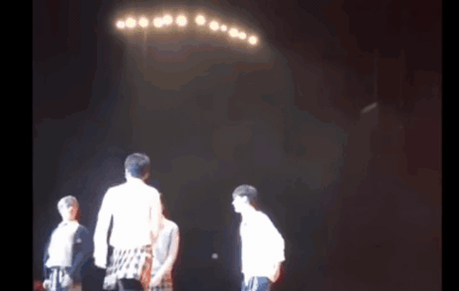 Các thành viên iKON khiến fan “cười bò” khi mặc váy nữ sinh diễn hit Black Pink trong fanmeeting