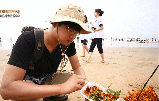 Dạo biển Vũng Tàu vô tình bắt gặp món ngon này, chàng trai Hàn Quốc vui còn hơn nhặt được vàng