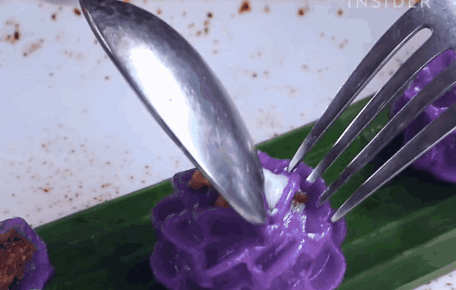 Được tặng những bông hoa tím vừa đáng yêu, vừa ăn ngon như thế chắc cô nàng nào cũng