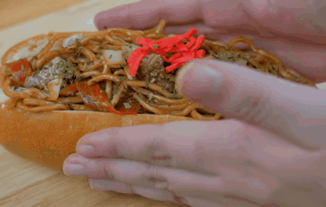 Hết bánh mì phở, ở Nhật có cả bánh mì kẹp nhân mì sợi độc đáo không kém phần