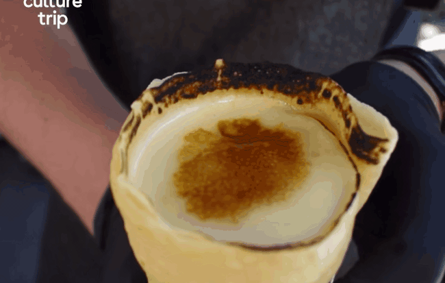 Ai bảo món Crème Brûlée chỉ thưởng thức trong cốc, ở Anh người ta còn kết hợp với vỏ ốc quế vừa xinh vừa ngon