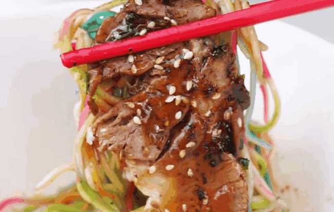Còn gì bằng được thưởng thức một tô mì ramen vừa ngon lành vừa sặc sỡ như thế này nhỉ?