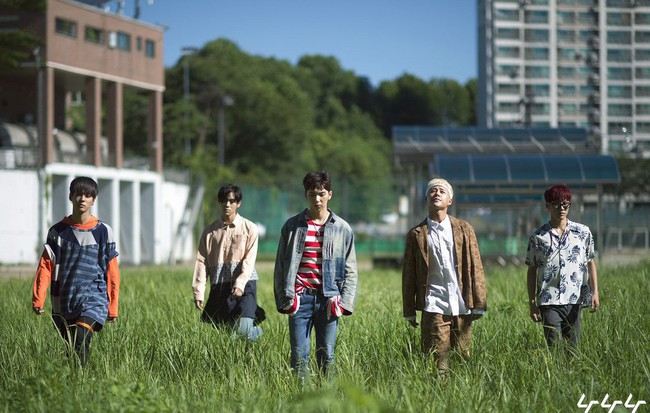 Boygroup tung ảnh trở lại mà chẳng ai dám tin vì... trông như chụp vội bằng camera thường trên điện thoại