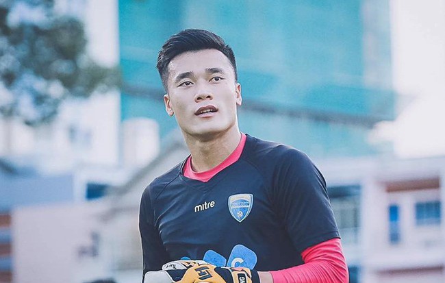 Thủ môn điển trai Tiến Dũng chia sẻ bí quyết bắt penalty cực