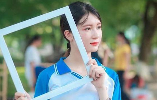 Nữ sinh Bách Khoa gây xôn xao vì đẹp mong manh trong bộ áo quần đồng phục, xem đến ảnh đời thường càng xuất sắc hơn