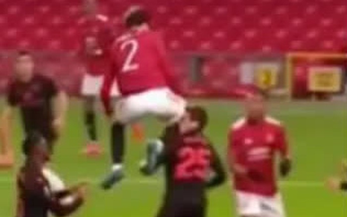 Victor Lindelöf - Tiểu sử và Sự nghiệp của một Trung vệ Tài năng