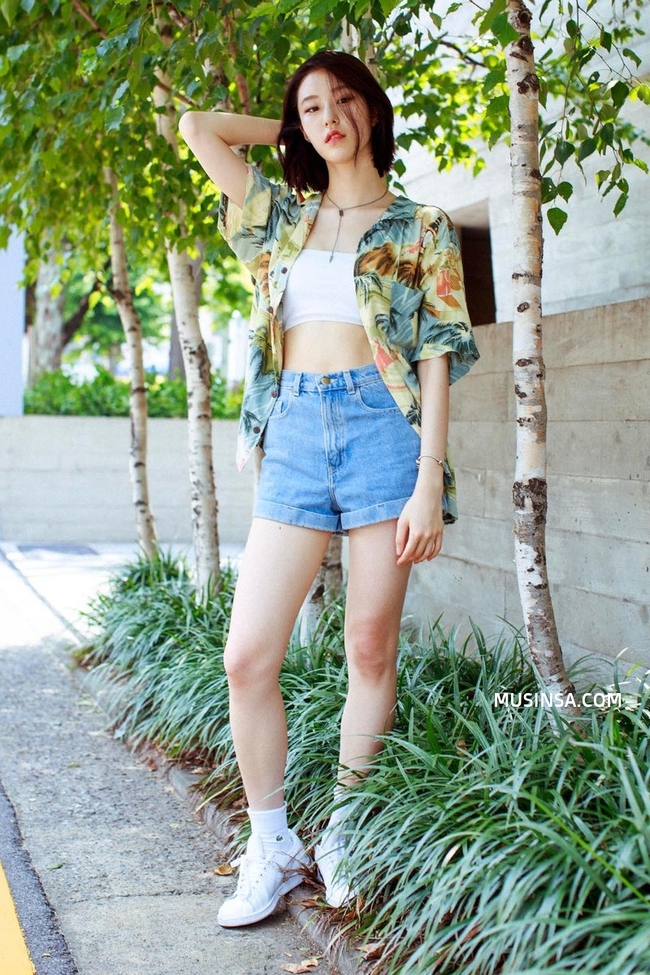 Giới trẻ thế giới c&ugrave;ng kết nổ đĩa mũ lưỡi trai trong street style tuần qua - Ảnh 1.