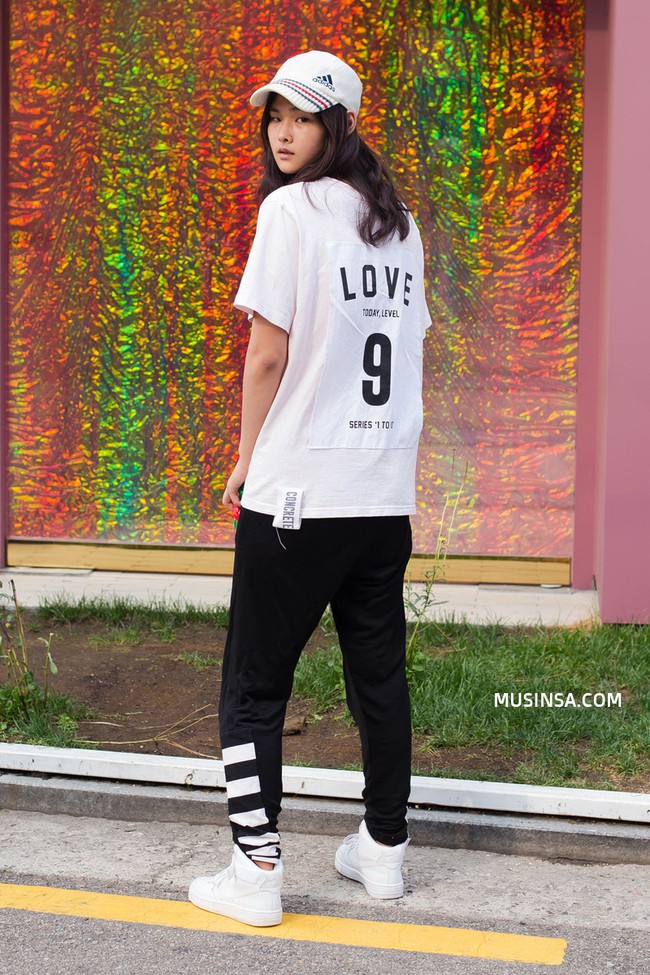 Giới trẻ thế giới c&ugrave;ng kết nổ đĩa mũ lưỡi trai trong street style tuần qua - Ảnh 3.