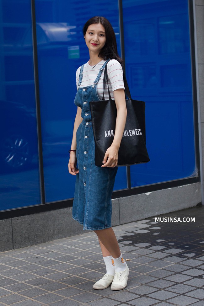 Giới trẻ thế giới c&ugrave;ng kết nổ đĩa mũ lưỡi trai trong street style tuần qua - Ảnh 6.