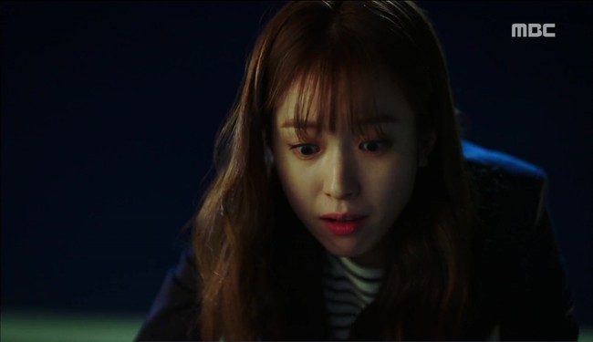 &ldquo;W&rdquo; - Chuyện như đ&ugrave;a: Lee Jong Suk th&ograve; tay khỏi m&agrave;n h&igrave;nh, k&eacute;o Han Hyo Joo v&agrave;o m&aacute;y t&iacute;nh - Ảnh 11.
