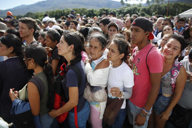 Đây là hình ảnh hàng chục nghìn người Venezuela đổ xô vượt biên sang nước khác vì ĐÓI - Ảnh 2.