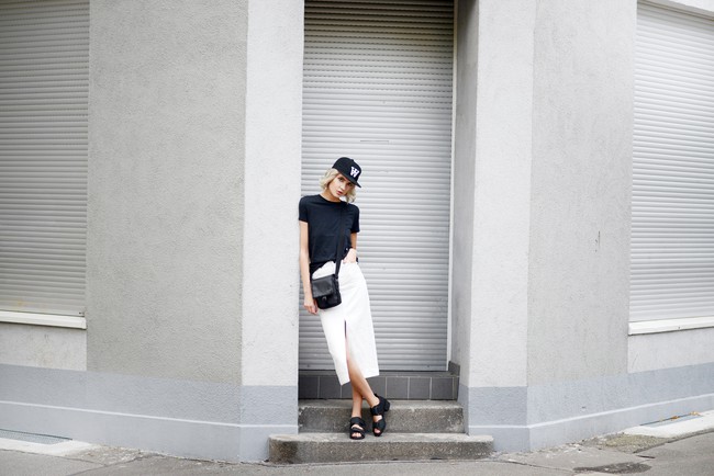 Giới trẻ thế giới c&ugrave;ng kết nổ đĩa mũ lưỡi trai trong street style tuần qua - Ảnh 10.