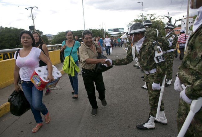 Đây là hình ảnh hàng chục nghìn người Venezuela đổ xô vượt biên sang nước khác vì ĐÓI - Ảnh 16.