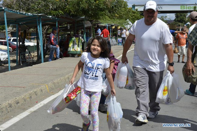 Đây là hình ảnh hàng chục nghìn người Venezuela đổ xô vượt biên sang nước khác vì ĐÓI - Ảnh 18.