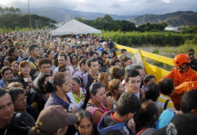 Đây là hình ảnh hàng chục nghìn người Venezuela đổ xô vượt biên sang nước khác vì ĐÓI - Ảnh 3.