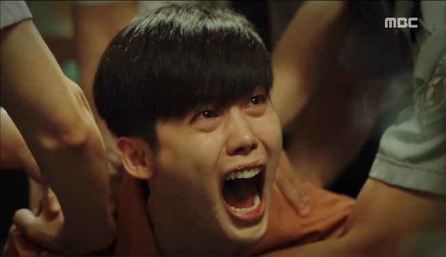 “W” - Chuyện như đùa: Lee Jong Suk thò tay khỏi màn hình, kéo Han Hyo Joo vào máy tính - Ảnh 29.