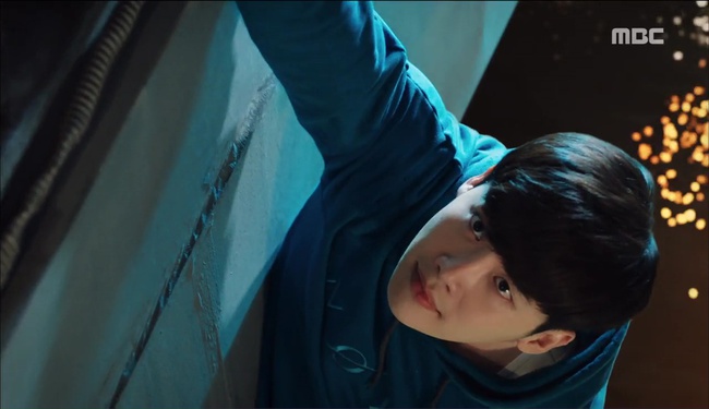 “W” - Chuyện như đùa: Lee Jong Suk thò tay khỏi màn hình, kéo Han Hyo Joo vào máy tính - Ảnh 32.