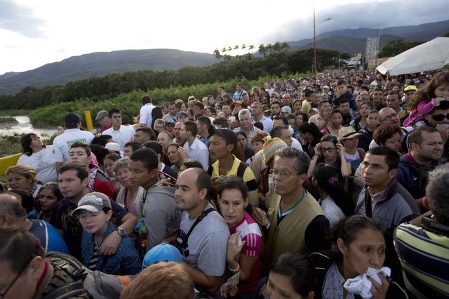 Đây là hình ảnh hàng chục nghìn người Venezuela đổ xô vượt biên sang nước khác vì ĐÓI - Ảnh 10.