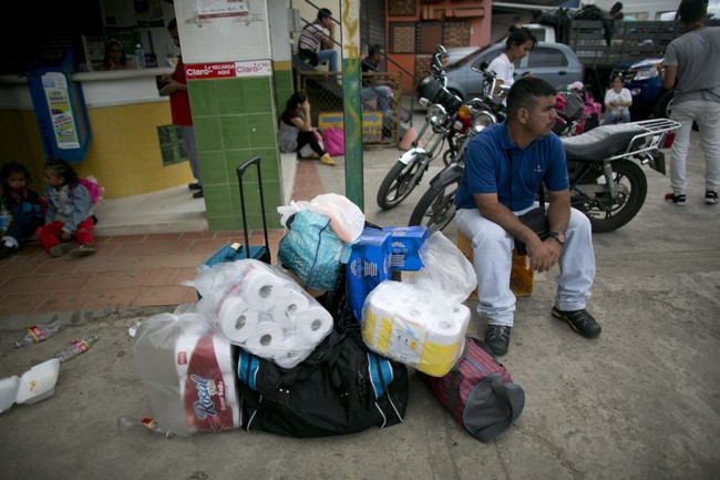 Đây là hình ảnh hàng chục nghìn người Venezuela đổ xô vượt biên sang nước khác vì ĐÓI - Ảnh 13.